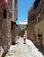 Gasse in der historischen Altstadt von Rhodos