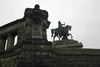 neben dem Denkmal am Deutschen Eck in Koblenz