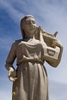 moderne Statue der antiken Dichterin Sappho(um 600...