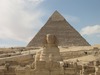 Der Spinx, dahinter Chefren Pyramide   