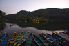 Ruderboote am Phewa Lake vor der Fish Tail Lodge, ...