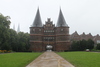 Holstentor im Regen