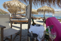 Strandservice der Artemis Heaven Bar am Lambi Beac...