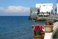 malerische Uferpromenade in Mandraki, Vulkaninsel ...