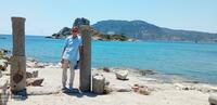 Aghios Stefanos mit Blick auf das Inselchen Castri...