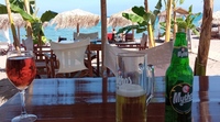 Kühle Drinks in einem schönen Strand-Lokal in der ...