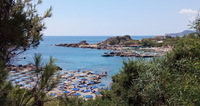 Blick auf die Bucht mit Tassos-Beach und Nikos-Bea...