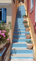Treppe im Hafenviertel Gialos der Insel Symi 