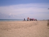 Indische Händler am Strand, die sich den Touristen...