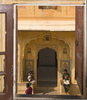 Fenster zum Innenhof im Nahargarh Fort Jaipur