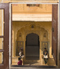 Fenster zum Innenhof im Nahargarh Fort Jaipur
