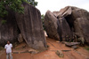 Felsen am Trimurti Tempel