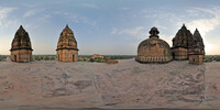 /Auf dem Dach des Chaturbhuj-Tempels in Orchha (auch als Chaturburj-Tempel in Orcha geschrieben)