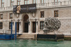 "Very Hungry God" - Skulptur vor dem Palazzo Grass...