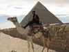 Polizist auf Kamel vor Chefren Pyramide 136 m hoch...
