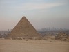 Mykerenos Pyramide vor der Skyline von Kairo   