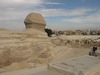 Sphinx, so nah ist Kairo an die Pyramiden gewachse...