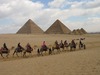 Touristenkarawane vor Pyramiden    