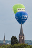 Ballon über Kirche